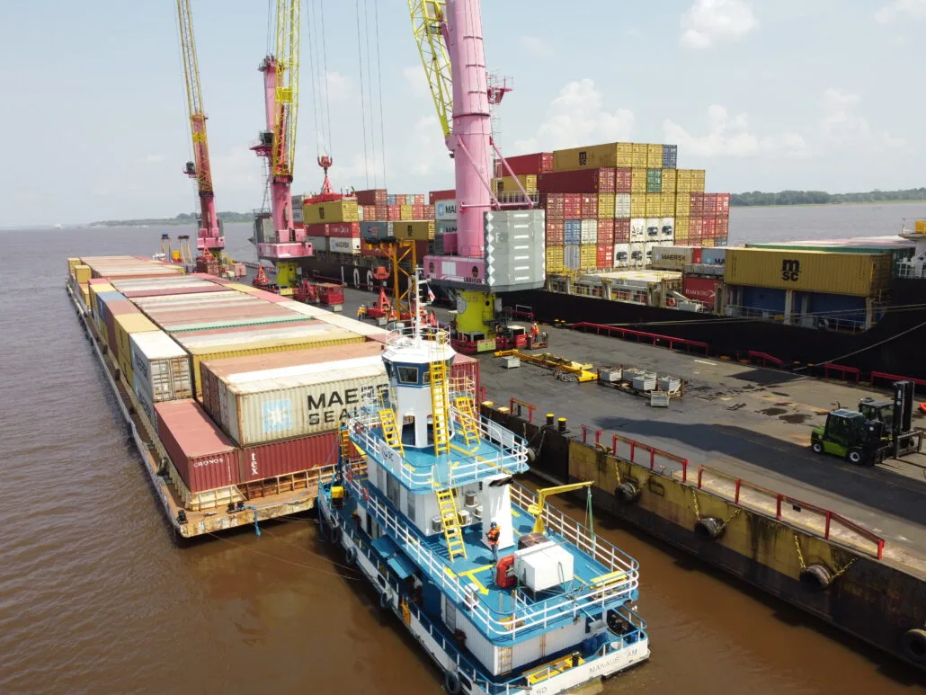 Semirreboque com contêiner embarcado em balsa